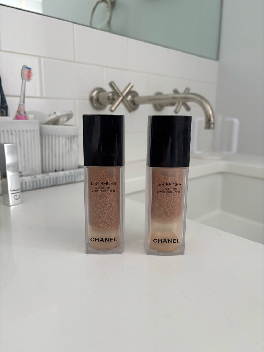 2 CHANEL Les Beiges Water-Fresh Tint — Beige- medium light shade - Picture 2 of 6